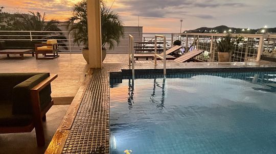 Rooftop con piscina y vistas a la bahía